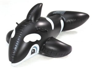 Gage #14 – Il faut sauver Willy Un défi avec un orque gonflable pour des mariés mouillés...