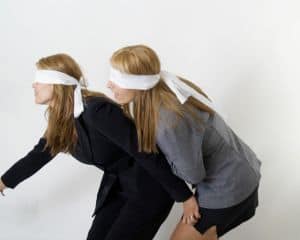 Gage #25 – En mode aventurier aux yeux bandés… Bandeau sur les yeux pour un défi rigolo ! Les mariés le releveront-ils ?