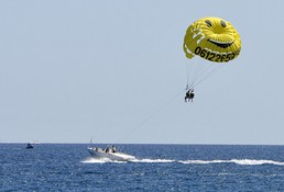 Activité – Parachute ascensionnel Star des plages l'été, un tour en parachute ascentionnel laissera un bon souvenir aux mariés