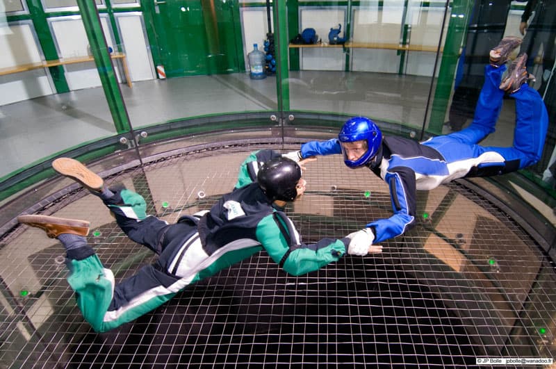 Défi enterrement vie célibataire : s'envoyer en l'air dans un simulateur de chute libre en soufflerie